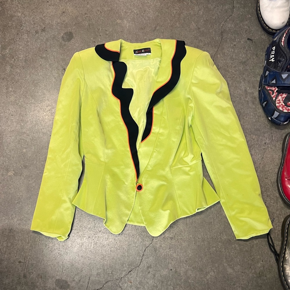 90s Bright green velvet blazer with black trim

Hong Kong 100% silk

SIZE 10